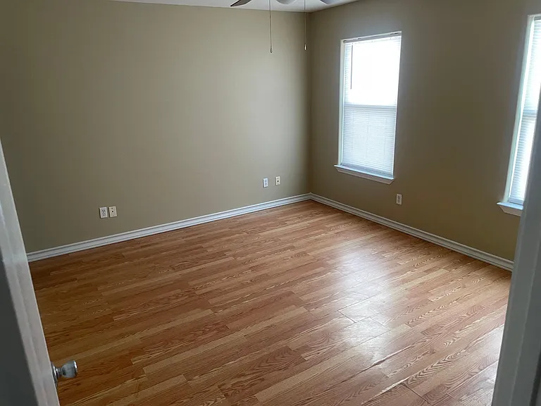 512 Lakeside Dr — Photo 5
