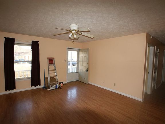 5th image of 371 Hillview Dr