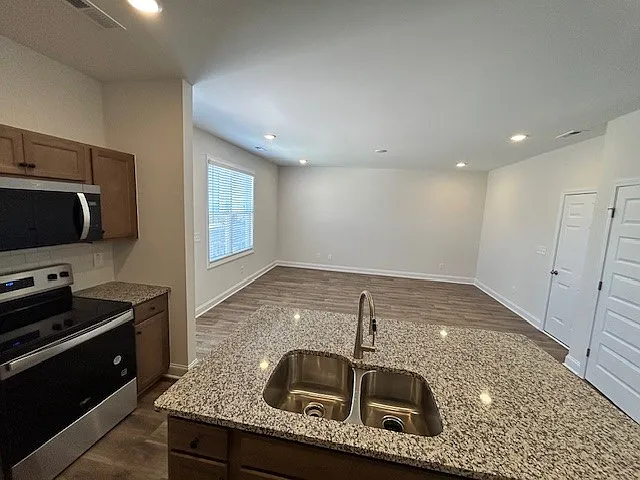 3 bed, 2.5 bath, 1510 sqft, $1,950 — Photo 3