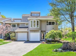12 Kristin Ln, Hauppauge, NY 11788