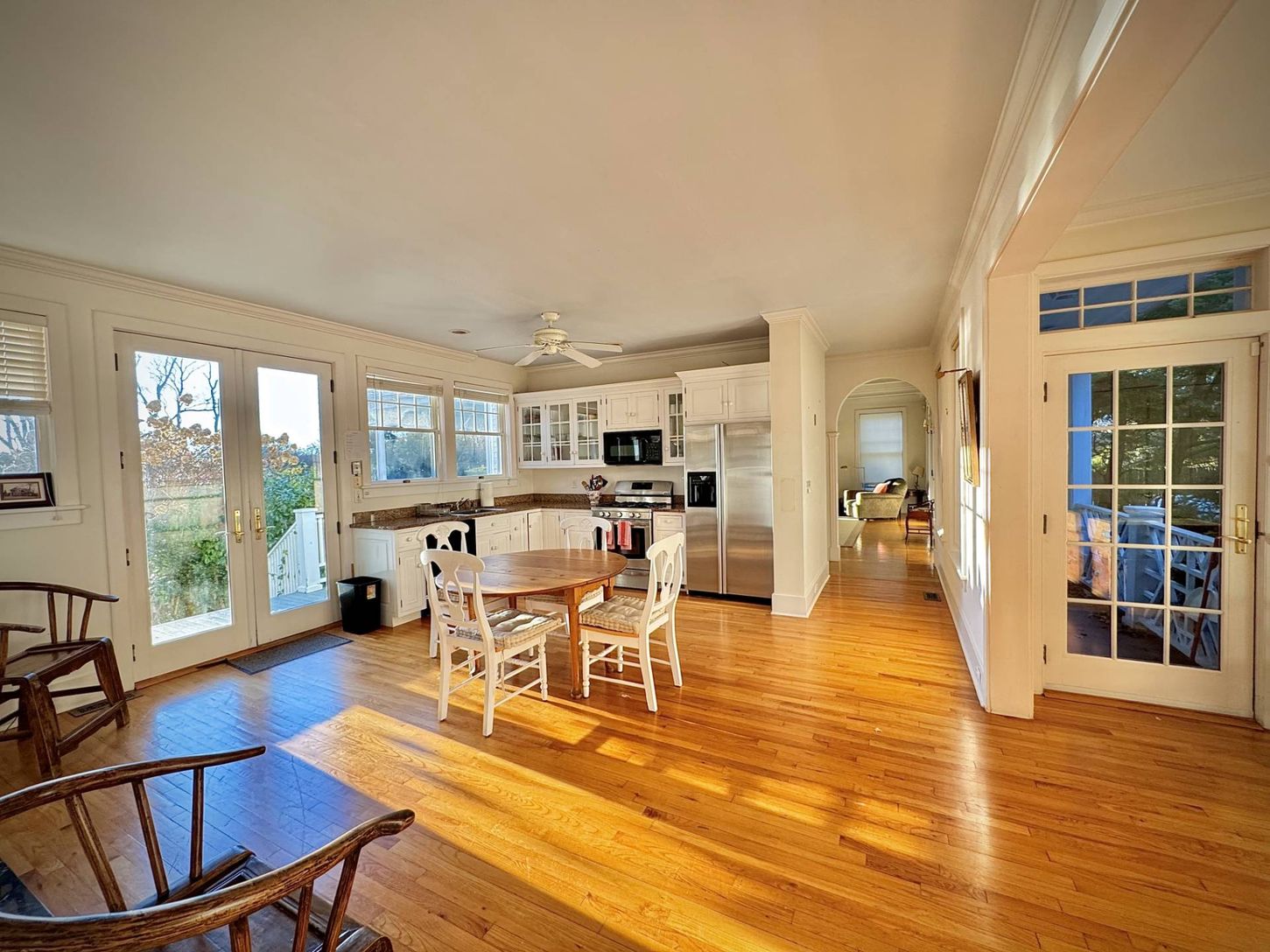 open concept eat-in kitchen
