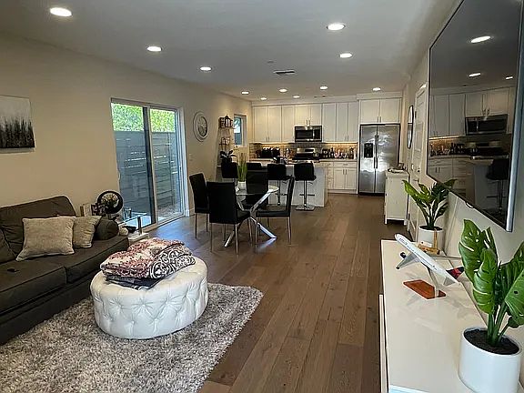 2nd image of 3098 Rockview Pl
