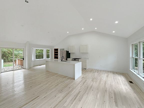 3rd image of 12 Ida Ln