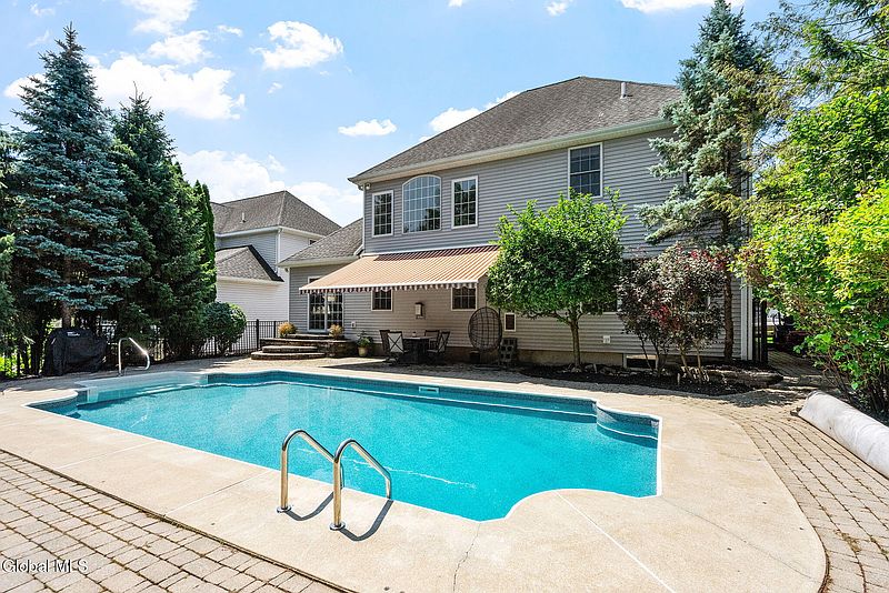 3rd image of 10 Yardley Court