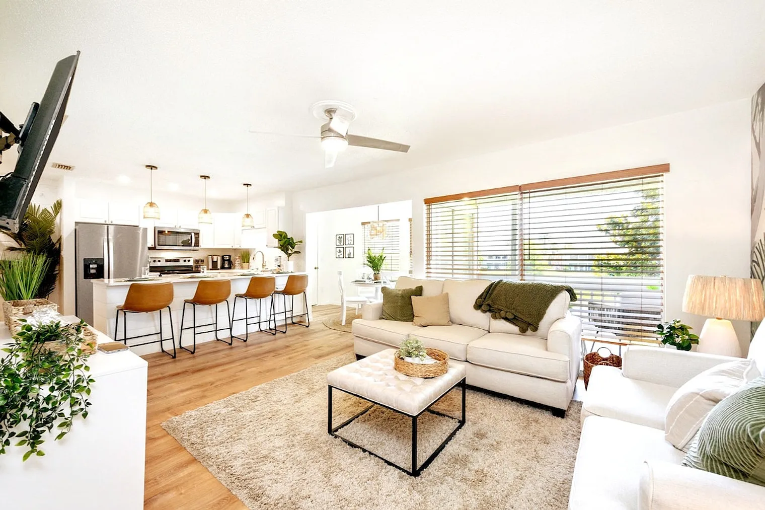 2 bed, 1.0 bath, 893 sqft, $2,521 — Photo 1