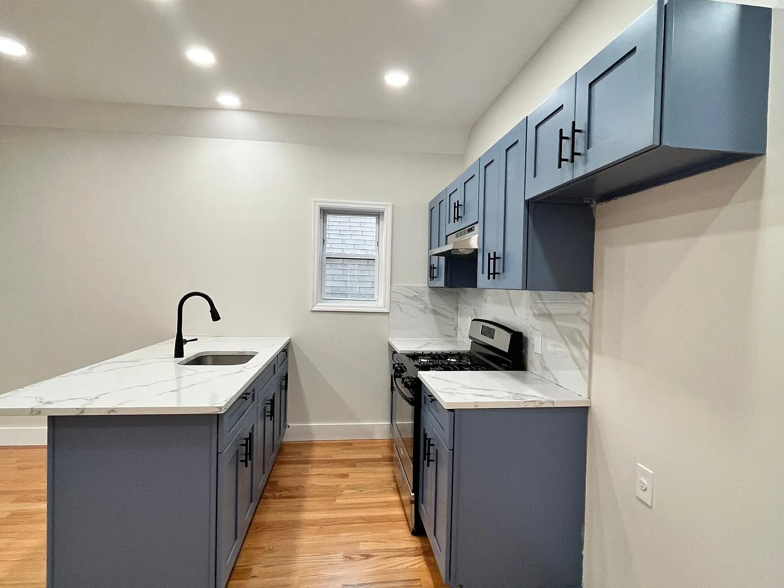 4 bed, 1200 sqft, $4,900 — Photo 1