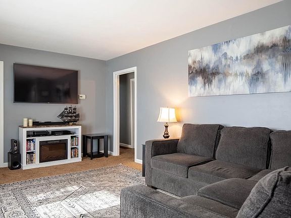 4th image of 1068 Parkwood Dr