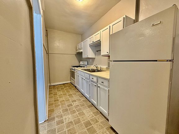 3rd image of 112 E 43rd St #114-7E