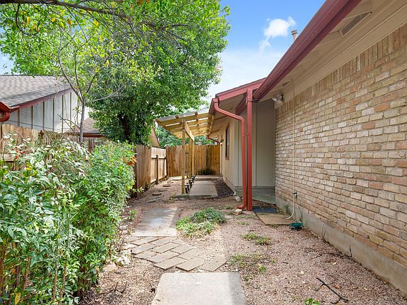 4th image of 9001 Parkfield Dr #B