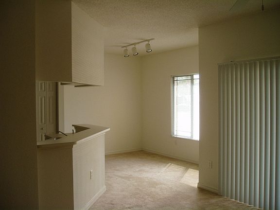 Bright Dining Rm w Lakeviews!