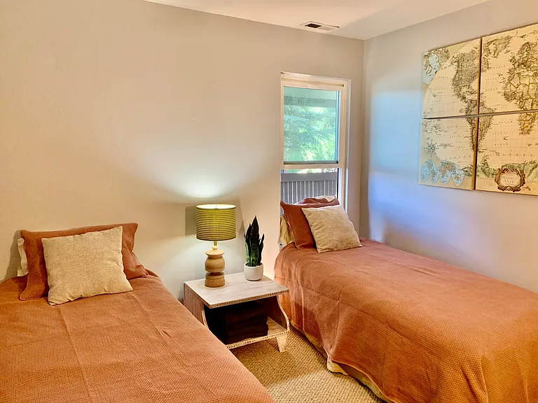 2nd bedroom with 2 twin beds