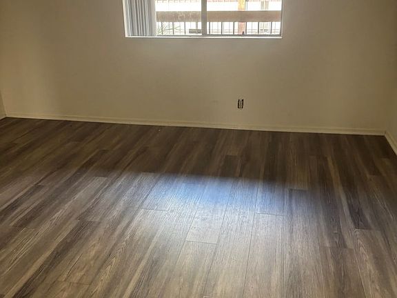 5th image of 1219 N Columbus Ave #208