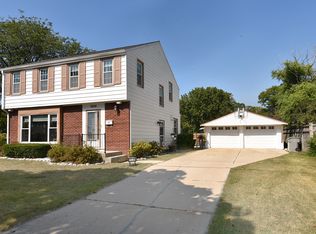 7436 W Wedgewood Dr, Milwaukee, WI 53220