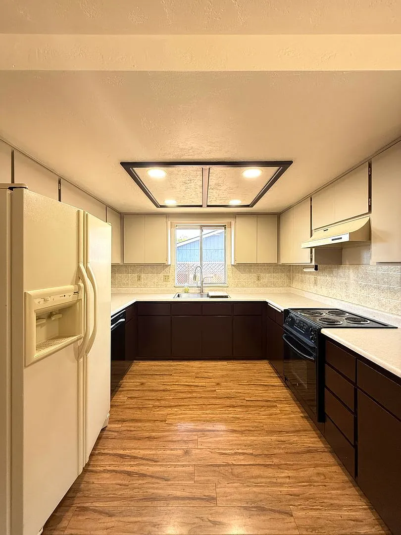 2 Bed, 2 Bath Home with Large Bonus Room — Photo 4