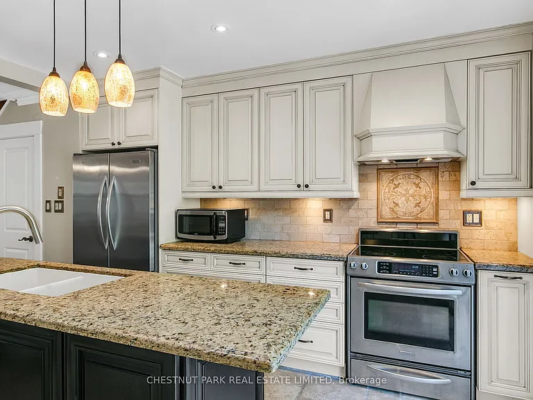 484 Merton St — Photo 21