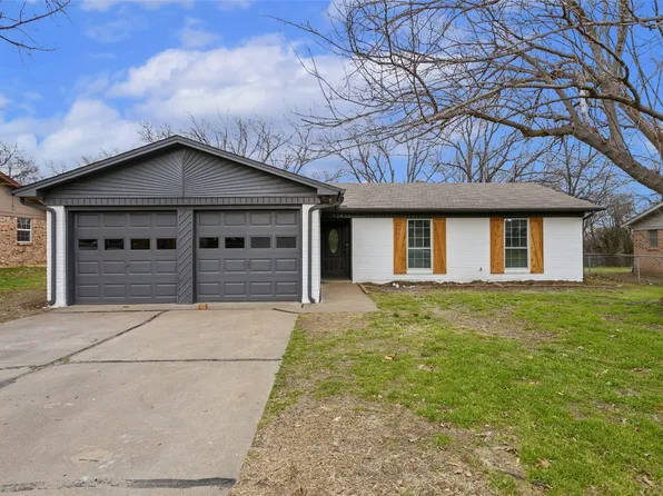 556 NW Douglas St, Burleson, TX 76028