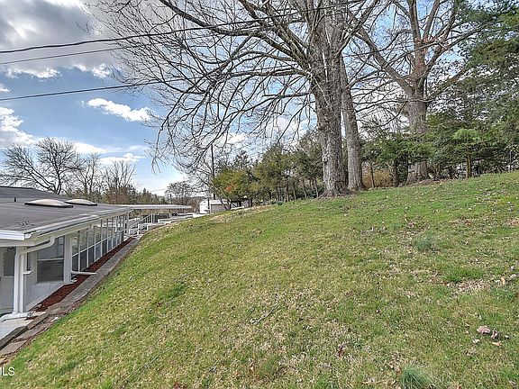 4th image of 502 Valley Dr