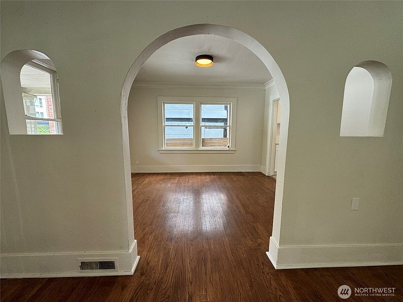 4th image of 811 NE 66th Street