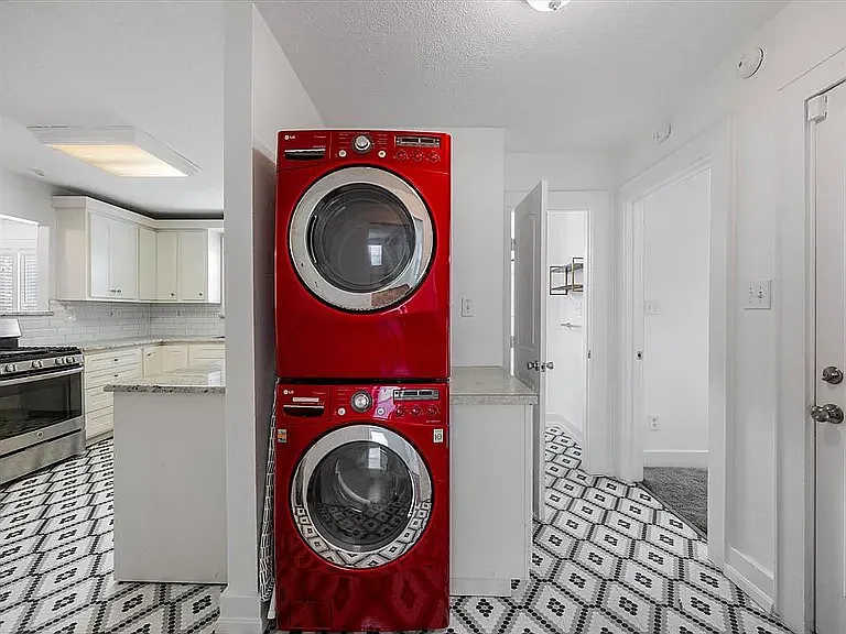 3221 Greene Ave — Photo 6