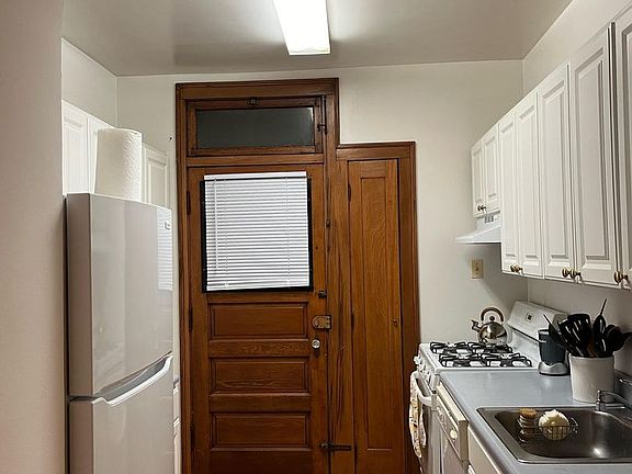 3rd image of 3624-26 N Greenview Ave #3624-1W