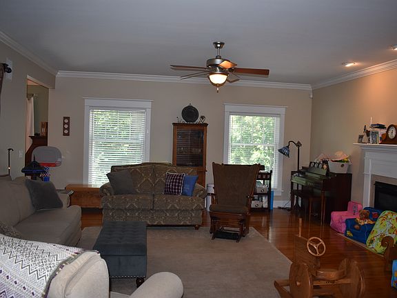2nd image of 3723 N Grandview Dr