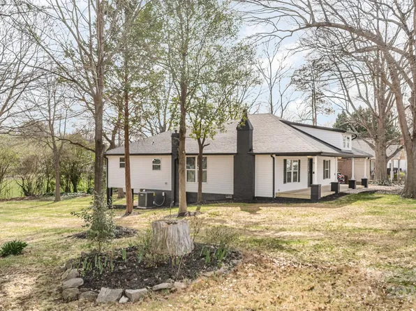 208 S Maple St, Dallas, NC 28034
