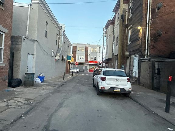 4th image of 709 Daly St