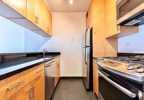3rd image of 200 E 72nd St APT 25A