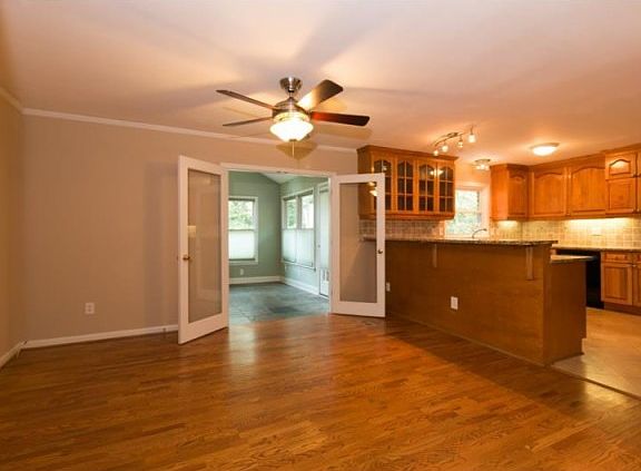 3rd image of 2587 Sherbrooke Dr