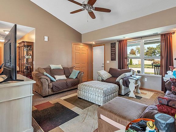 5th image of 322 Dogwood Ln