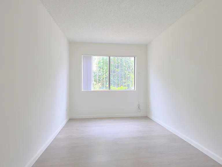 140 N Commonwealth Ave — Photo 12