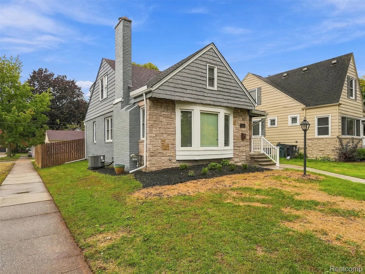 3 bed, 2.0 bath, 1799 sqft, $3,000 — Photo 3