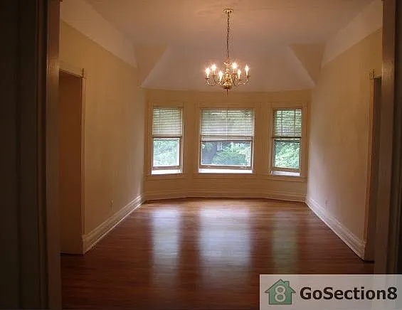 202 Greenwood St photo 1