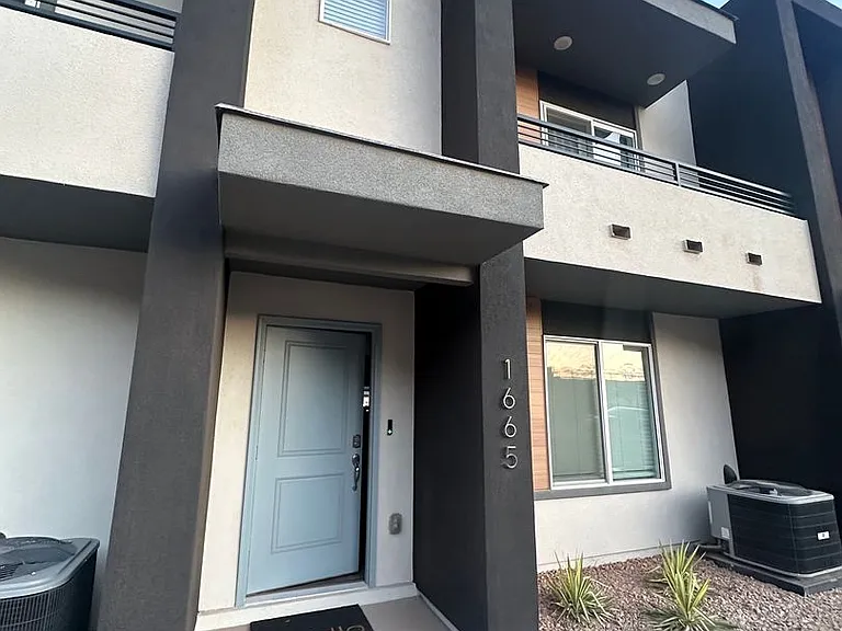 1665 S Wahweap Way — Photo 1