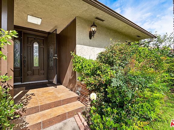 4th image of 2534 Veteran Ave