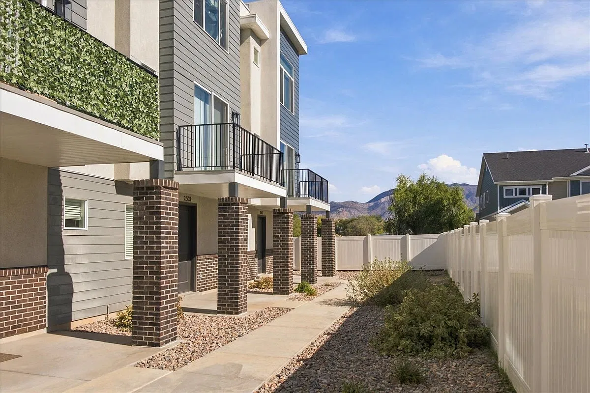 3 bed, 2.5 bath, 1572 sqft, $2,200 — Photo 3