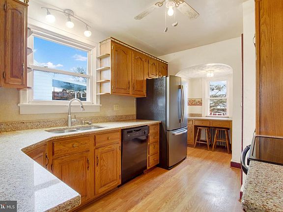 3rd image of 319 N Franklin St