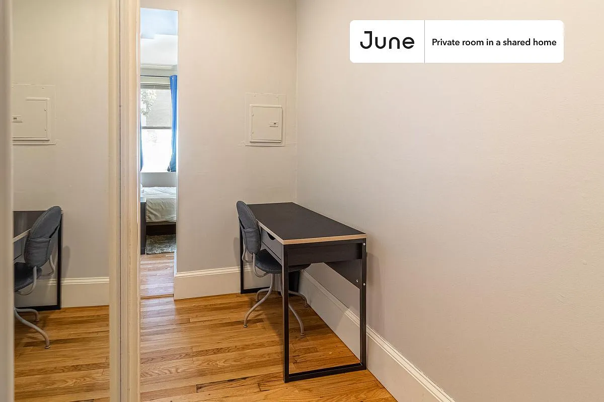Full bedroom in 5 bed/2 bath home in Brighton #1303 B — Photo 2