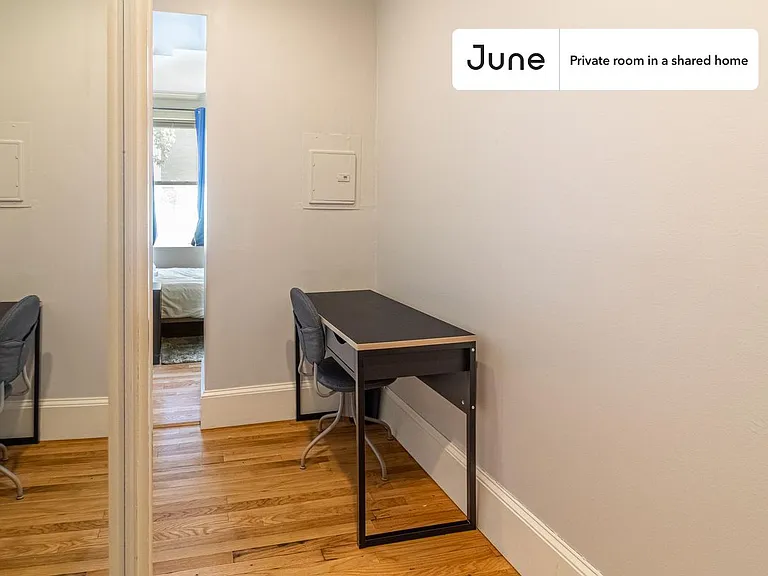 129 Chiswick Rd #B — Photo 2