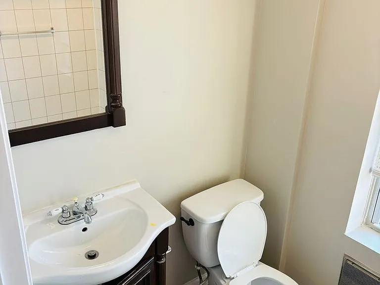207 E Preston St — Photo 2
