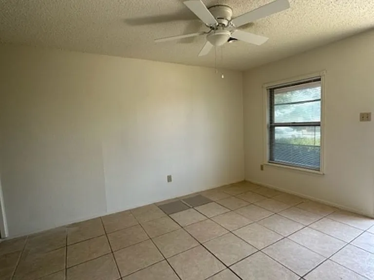 1041 Presidio Dr — Photo 4
