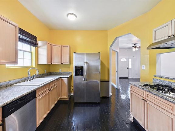 5th image of 2707 Acacia St