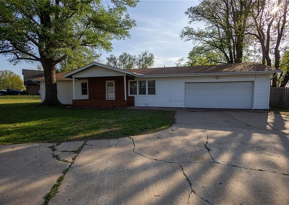 1st image of 2411 Grand Ln