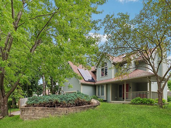 3rd image of 467 Edgewood Ln