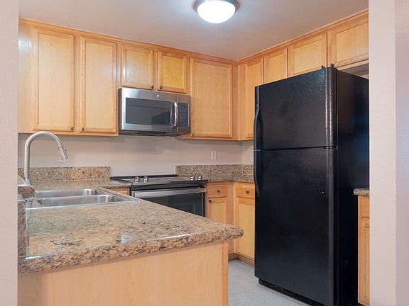 3rd image of 4013 Oakcrest Dr Unit 1