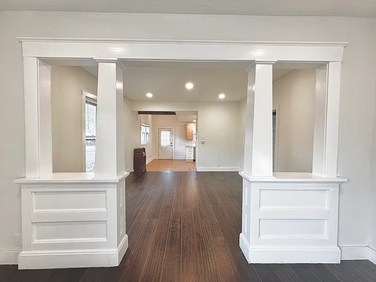 927 E Delmar St — Photo 2