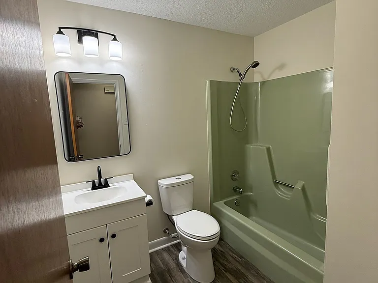Guest - 2nd bathroom