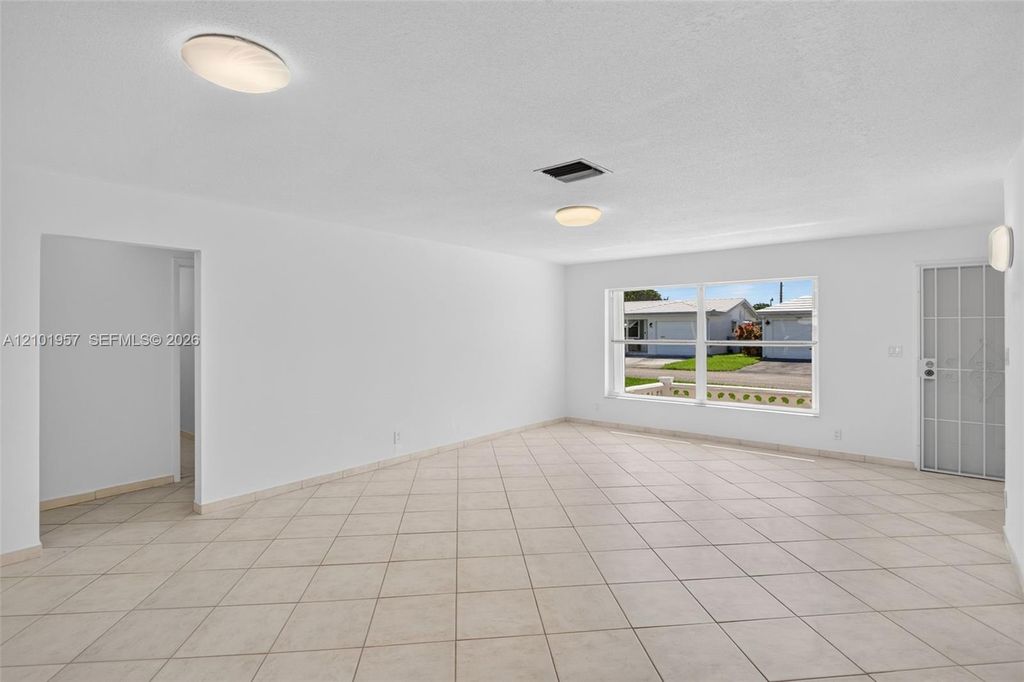 341 NW 25th Ct, photo 6