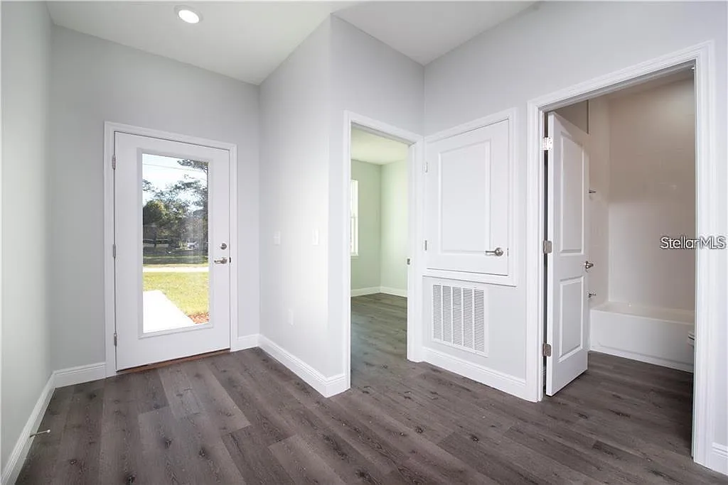 3 bed, 2.0 bath, 1270 sqft, $2,297 — Photo 2
