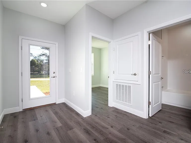 574 Geraldine Dr — Photo 2